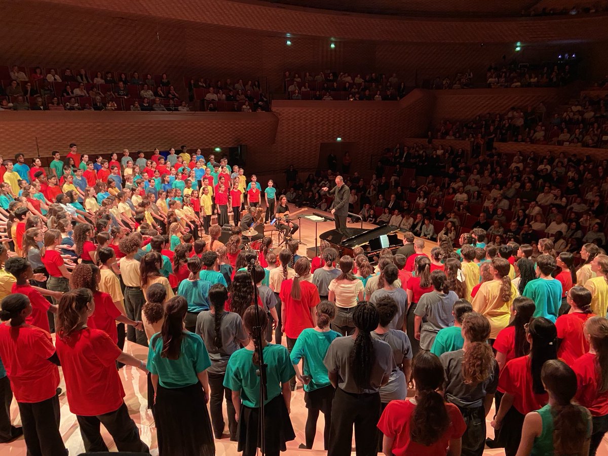 Les 250 élèves du chœur interdépartemental à la Seine musicale dans la création originale de Gaël Lépingle et Julien Joubert.
Merci à chaque enseignant pour ce magnifique moment de partage