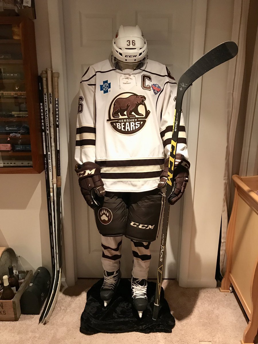 OldBarnBrock's tweet photo. 8 years ago @Mitchy1_0 was on the ice battling for the 2016 @CalderCup in Cleveland in this gear. Tonight he makes his @NHLNetwork debut assisting the call with @zackfisch in Cleveland. #CaptainClass #GoBears https://t.co/lMQSZDOxoE