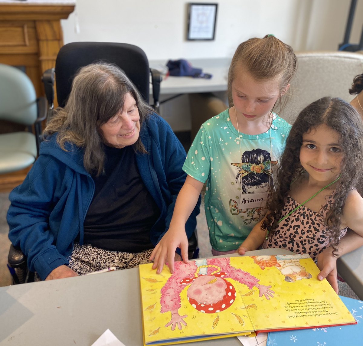 MmeChaouali's tweet photo. Our last visit to our Grandpals this school year. We read books, played games, colored together and sang songs in French. Thank you for having us. We will see you in September ! @Glade_Gators @MsAwender @gecdsbpro https://t.co/QQqWJgGa1X