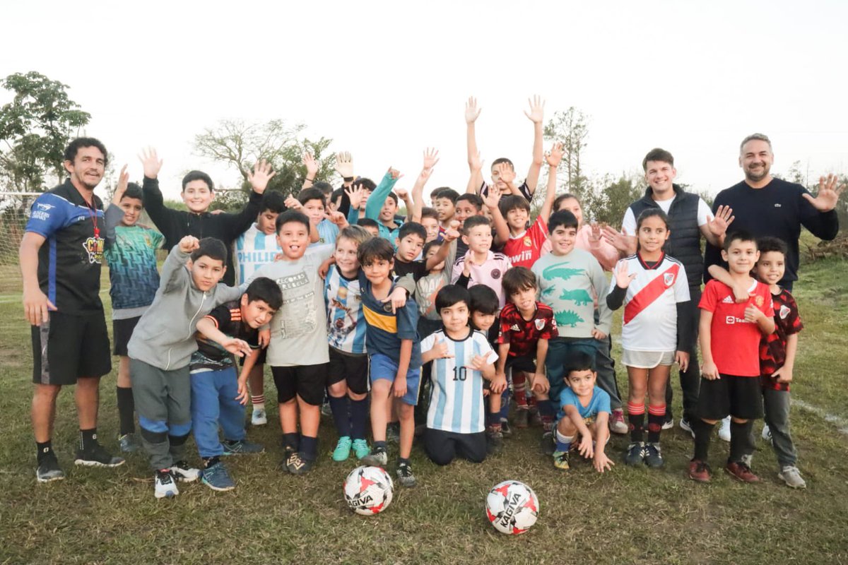📍Desde Itaembe Guazú, participamos de una nueva jornada de la escuelita de fútbol del Mercado Central ⚽️

👉🏻Allí, todos los martes y jueves los más chicos realizan sus entrenamientos y comparten una merienda saludable compuesta en su mayoría por frutas frescas.