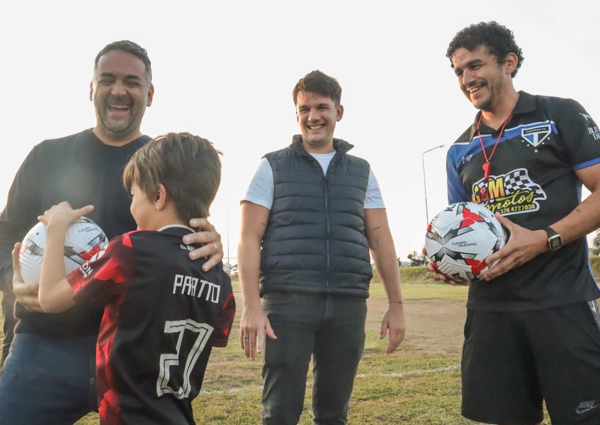 lucasaromero's tweet photo. 📍Desde Itaembe Guazú, participamos de una nueva jornada de la escuelita de fútbol del Mercado Central ⚽️

👉🏻Allí, todos los martes y jueves los más chicos realizan sus entrenamientos y comparten una merienda saludable compuesta en su mayoría por frutas frescas. https://t.co/tH5cvR1moA