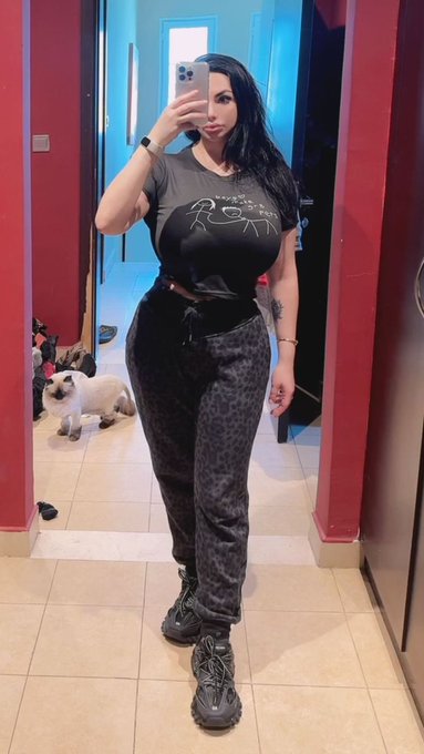 2 pic. Dress or trousers? 
?or ?
Help me to choose 

https://t.co/206fhvebga https://t.co/ubI8mXdLOe