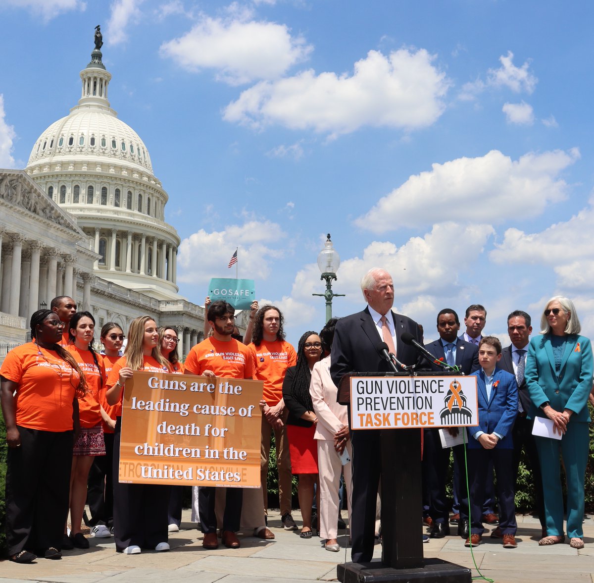 Today, leaders from the Democratic Party and Gun Violence Prevention Task Force joined me to mark #GunViolenceAwarenessMonth and reflect on the progress we’ve made to keep communities safe. 

Watch the press conference here: fb.watch/svf0tAoOCb/