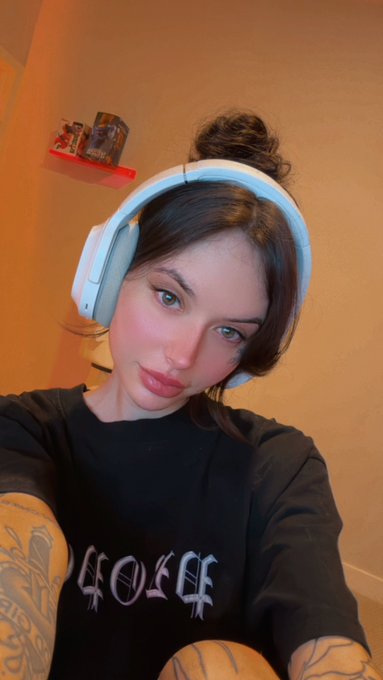 Kiss me while i rage at my jungler for missing smite 😍 https://t.co/mnQl8Ww1Ci