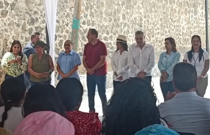 SorianoEdi's tweet photo. Seguimos en Totolapan, en la gira de trabajo del gobernador Cuauhtémoc Blanco Bravo.
Esta tarde se lleva a cabo la inauguración e iluminación urbana de la calle Álvaro Obregón; así como la entrega de la renovación del sistema de agua potable.
#EdiCercaDeTi #Morelos #4T#LGBTI https://t.co/1Yy8MS37xz