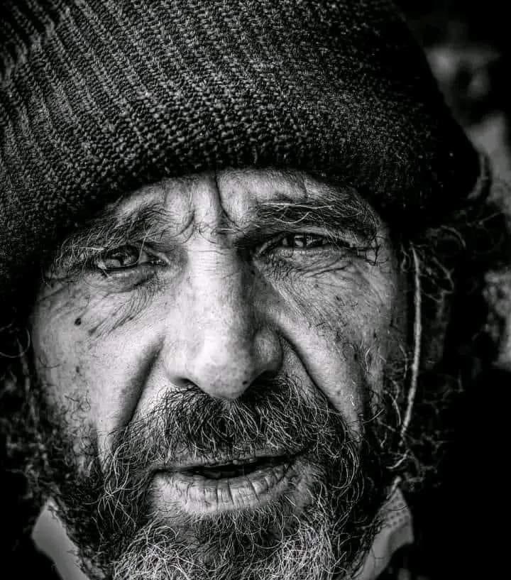 ننام هاربين من إحساس معين ونصحى وهو الأول في إنتظارنا
#يوميات_كاتب