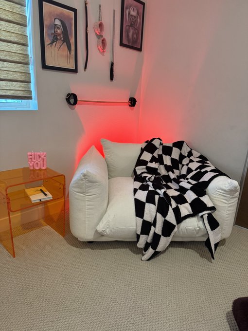 I finally got the right chair sent to me 😭 https://t.co/B7qUgU3QRv