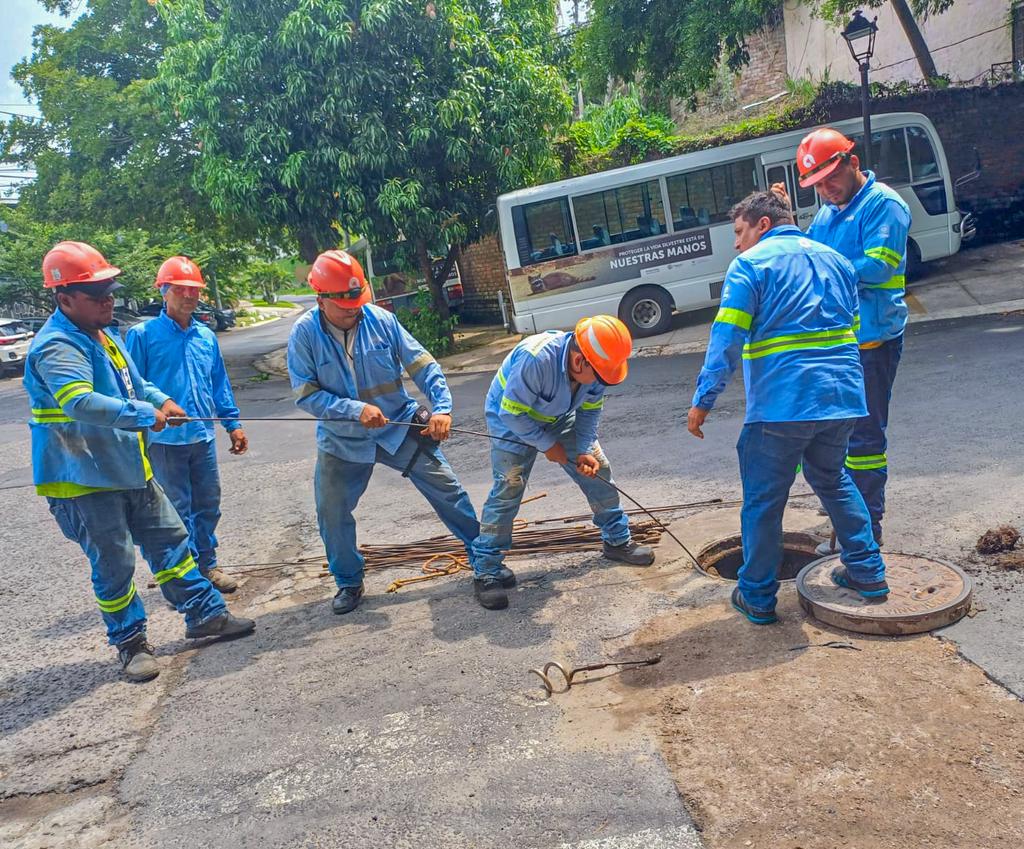 Equipo de #Hidronautas realiza trabajos de desobstrucción en línea colectora de aguas residuales ubicada en:

📍 Calle Los Bambúes, avenida Las Gardenias, colonia San Francisco, San Salvador, San Salvador Centro.