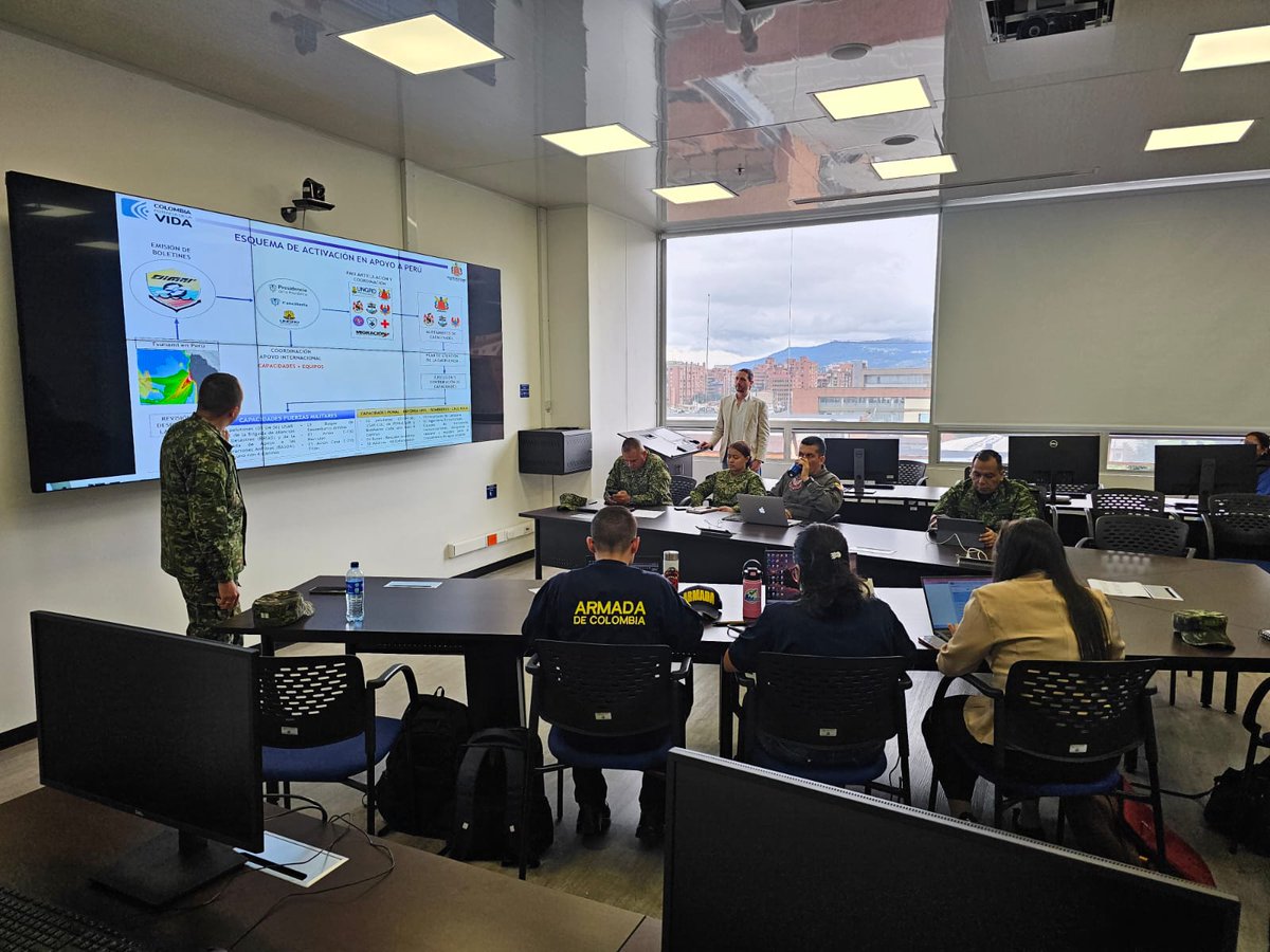 FuerzasMilCol's tweet photo. Las #FuerzasMilCol en articulación con @UNGRD @Dimarcolombia y @CancilleriaCol, participaron del Ejercicio Simulado de Asistencia Humanitaria por un Tsunami en Perú, organizado por la @jid_iadb, acudiendo al llamado para salvar vidas y asistir a damnificados.  #ProtegemosLaVida https://t.co/ggCHTjDCqx