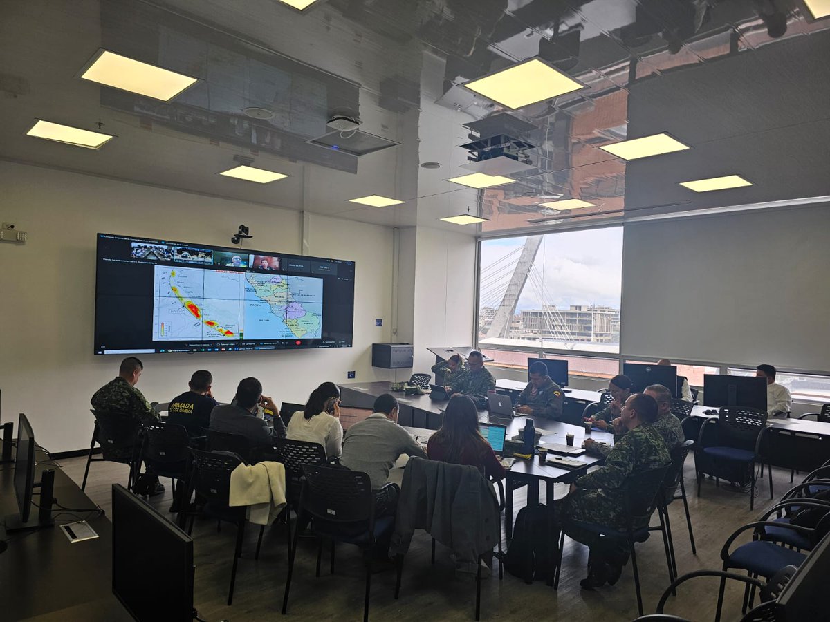 FuerzasMilCol's tweet photo. Las #FuerzasMilCol en articulación con @UNGRD @Dimarcolombia y @CancilleriaCol, participaron del Ejercicio Simulado de Asistencia Humanitaria por un Tsunami en Perú, organizado por la @jid_iadb, acudiendo al llamado para salvar vidas y asistir a damnificados.  #ProtegemosLaVida https://t.co/ggCHTjDCqx