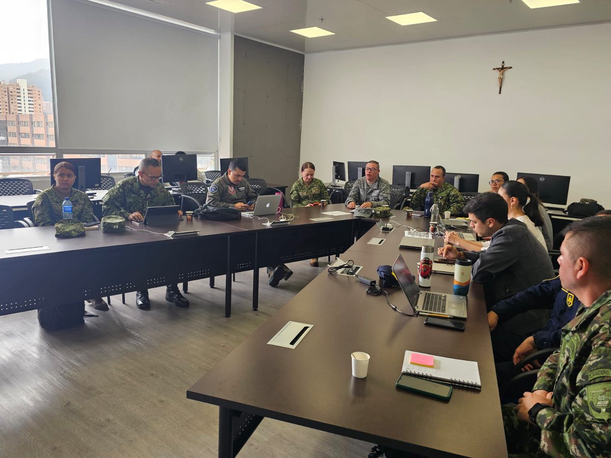 FuerzasMilCol's tweet photo. Las #FuerzasMilCol en articulación con @UNGRD @Dimarcolombia y @CancilleriaCol, participaron del Ejercicio Simulado de Asistencia Humanitaria por un Tsunami en Perú, organizado por la @jid_iadb, acudiendo al llamado para salvar vidas y asistir a damnificados.  #ProtegemosLaVida https://t.co/ggCHTjDCqx