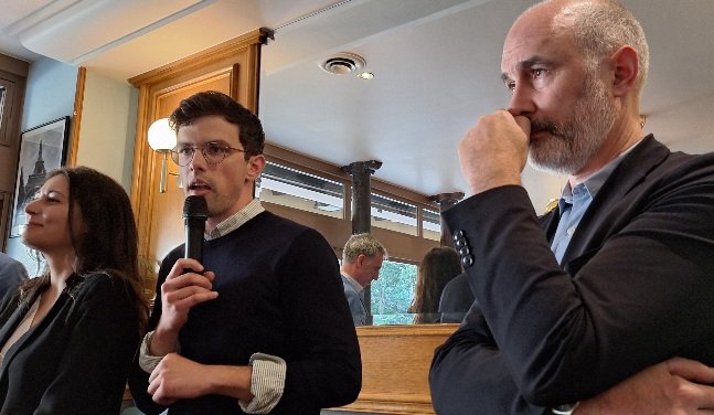 MoDem75013's tweet image. Tractage, réunion publique avec les colistiers @GillesBoyer  @PierreBaty @pegah_maleka et @eschahl, les engagés de #Paris13 de la liste #BesoindEurope  sur tous les fronts car rien n&apos;est joué. 
Le 9 juin votons @ValerieHayer
@MoDem_Paris @RE_Paris13 @HorizonsParis13