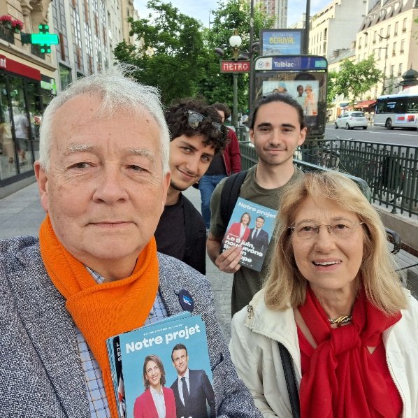 MoDem75013's tweet image. Tractage, réunion publique avec les colistiers @GillesBoyer  @PierreBaty @pegah_maleka et @eschahl, les engagés de #Paris13 de la liste #BesoindEurope  sur tous les fronts car rien n&apos;est joué. 
Le 9 juin votons @ValerieHayer
@MoDem_Paris @RE_Paris13 @HorizonsParis13