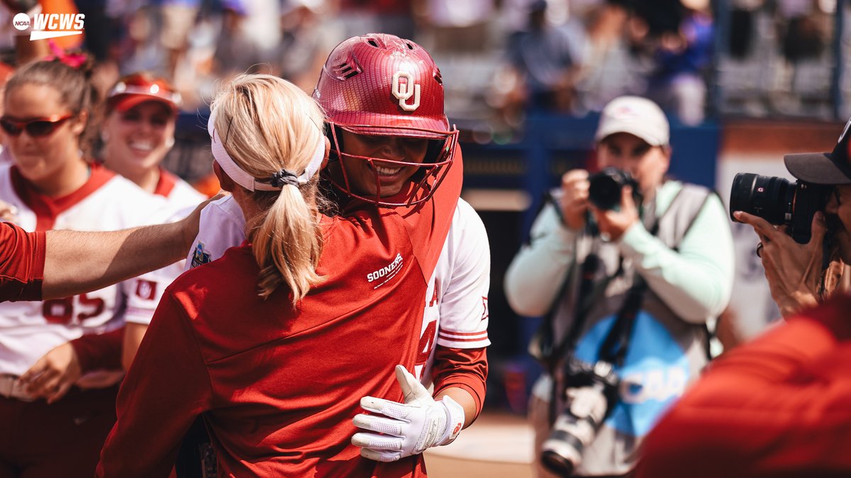 An unforgettable moment 😍 <a href="/jaydac00/">Jayda Coleman</a>

#WCWS x <a href="/OU_Softball/">Oklahoma Softball</a>