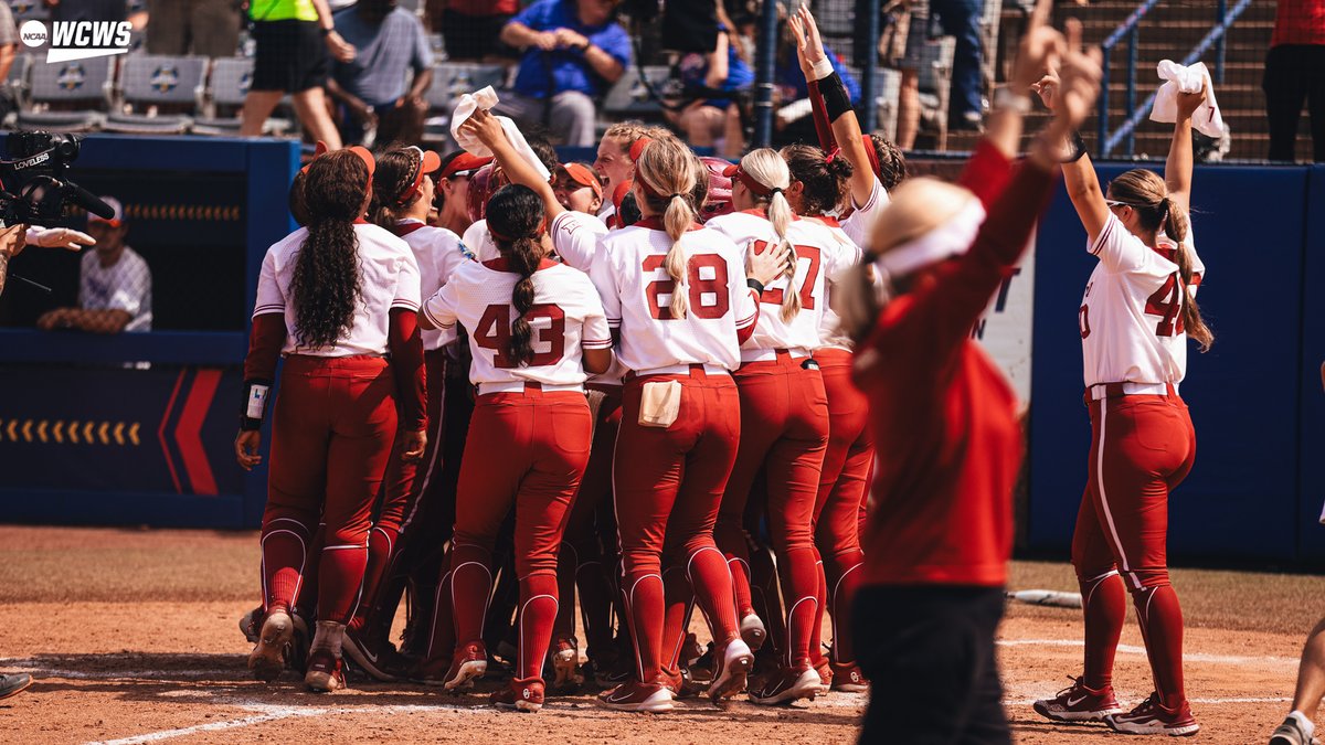 NCAASoftball's tweet photo. An unforgettable moment 😍 @jaydac00

#WCWS x @OU_Softball https://t.co/OAdsFbPrcr