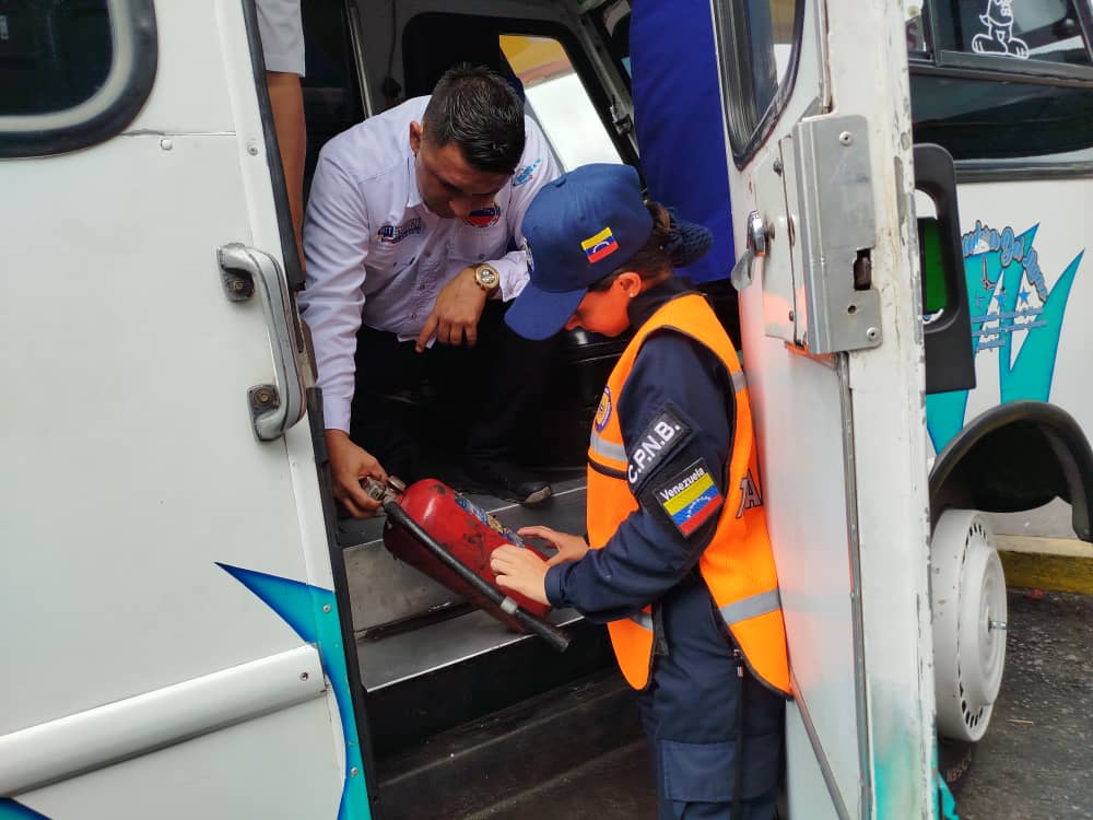 intt_barinas's tweet photo. #MovilidadSegura| El #INTT y la @PNBVzla verifican el cumplimiento de las normas de seguridad, higiene y confort de las unidades de transporte público del terminal Nuestra Señora del Pilar, del mcpio. Barinas. 

#AfirmativosYPaLante
#ComunicaciónPorLaPazyVida https://t.co/HAskzB0s3L