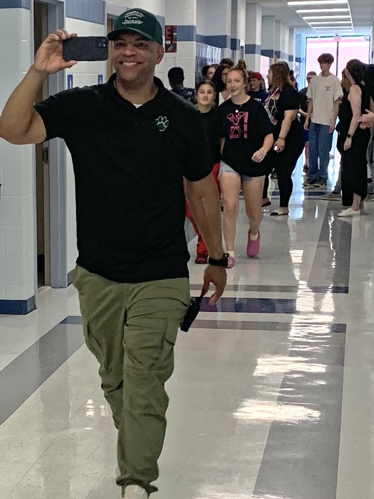 MillCreekMSCCPS's tweet photo. The grad๐ walk was led today by @PatuxentHSCCPS Principal Barone & AP Forrest! Thank you gentlemen!!๐พ
#SoCalconnection #newannualtradition https://t.co/p3Wa8N9SbN