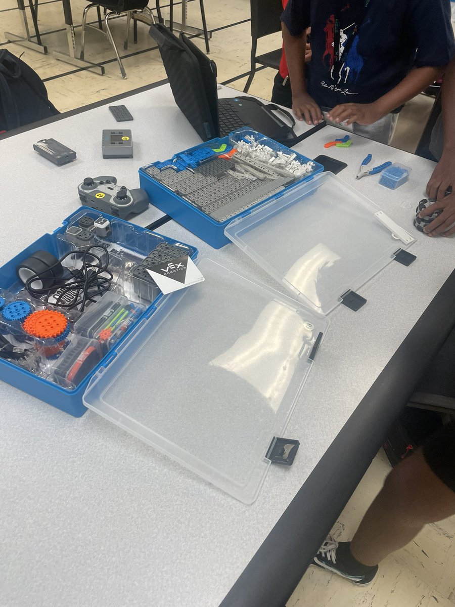 ms_clore's tweet photo. Day 1 of STEM camp down! Teaching engineering with VEX IQ and VEX GO. #stemmatters #steminhenry https://t.co/CvYPYKUid2