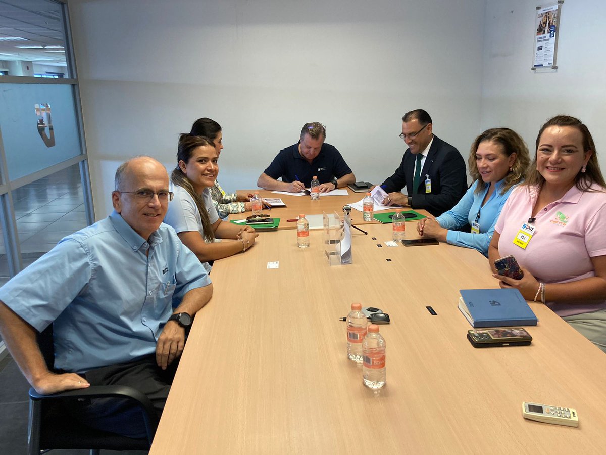 CECyTESLP's tweet photo. Firma de convenio con la Empresa BATZ Mexicana S.A de C.V del sector automotriz dedicada a la fabricación de sistemas de pedales, sistemas de elevación y partes inyectadas. https://t.co/MhJ25h7Nq3