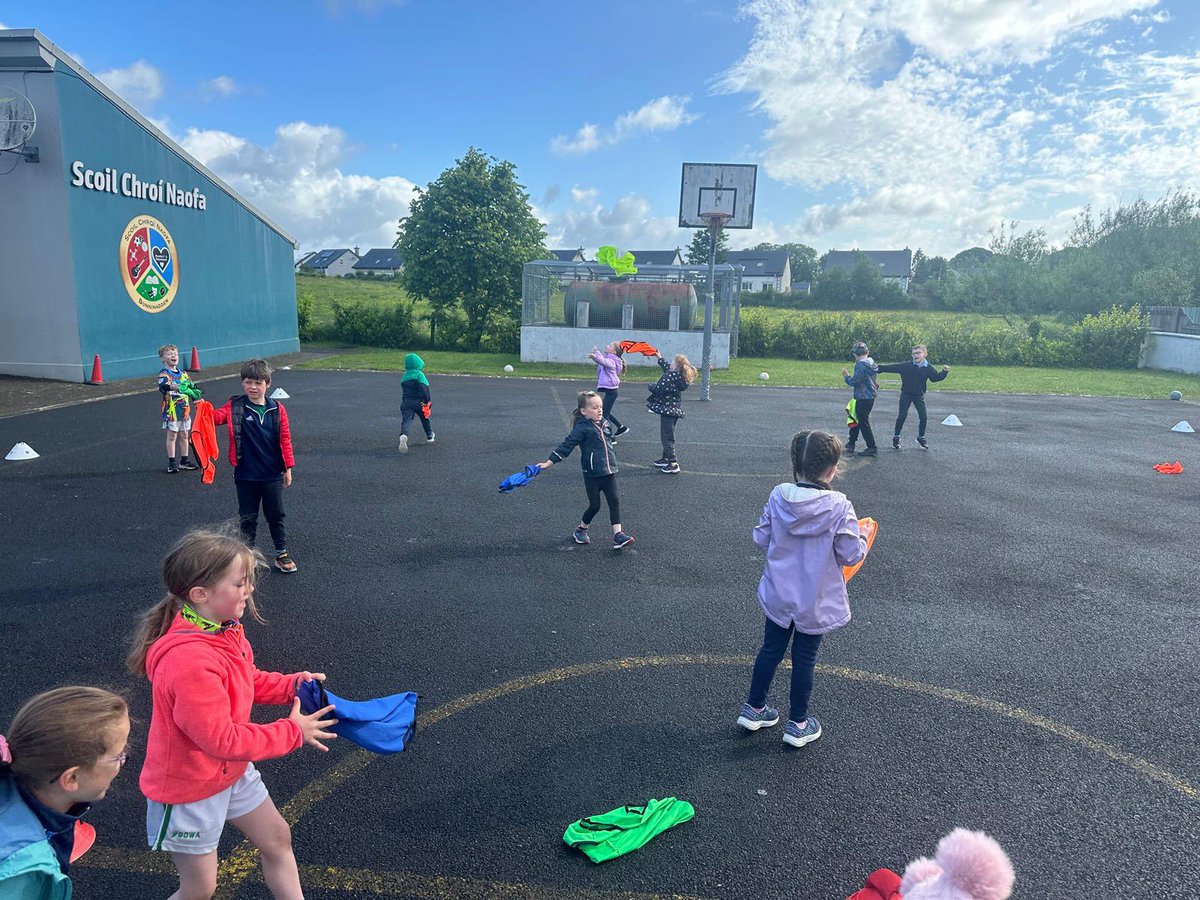 More action from today in BunninaddenNS for their Sports Day. Excellent time had by all involved. Loads of fun games 🏁🏐🏁🏐🏁🏐 @sligogaa @bunninaddengaa @SligoLGFA @ConnachtGAA