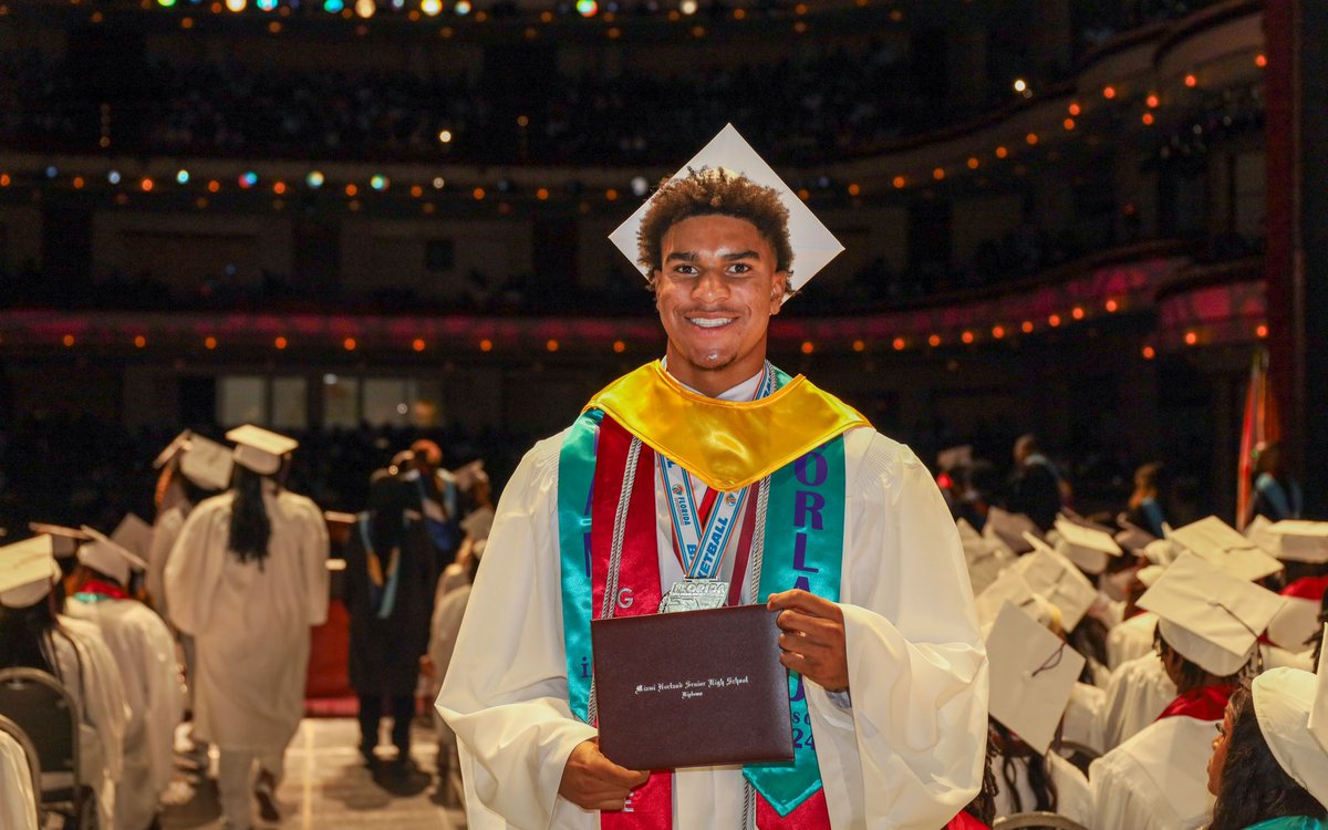 SuptDotres's tweet photo. I congratulate the #Classof2024 from @MiamiNorlandSHS! Your hard work and resilience have brought you to this joyous occasion. May your future be filled with successes and opportunities. #GraduationMagic #Alumni305 #YourBestChoiceMDCPS https://t.co/QFEMtbUjgl
