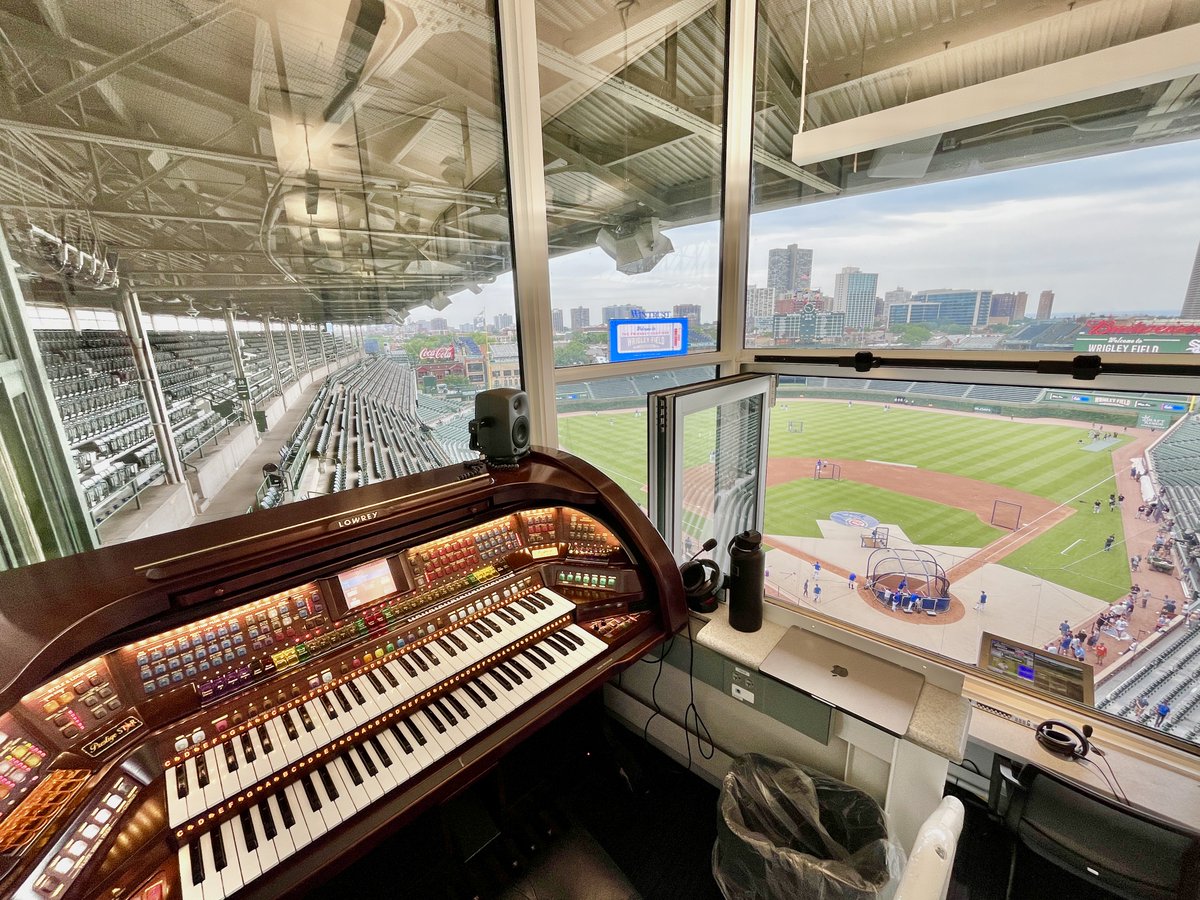 JohnBenedeck's tweet image. The #CrosstownClassic starts tonight at the incomparable Wrigley Field! Who's here?? 🙋🏻‍♂️🙋🏻‍♂️ #Youhavetoseeit #Cubs #WhiteSox