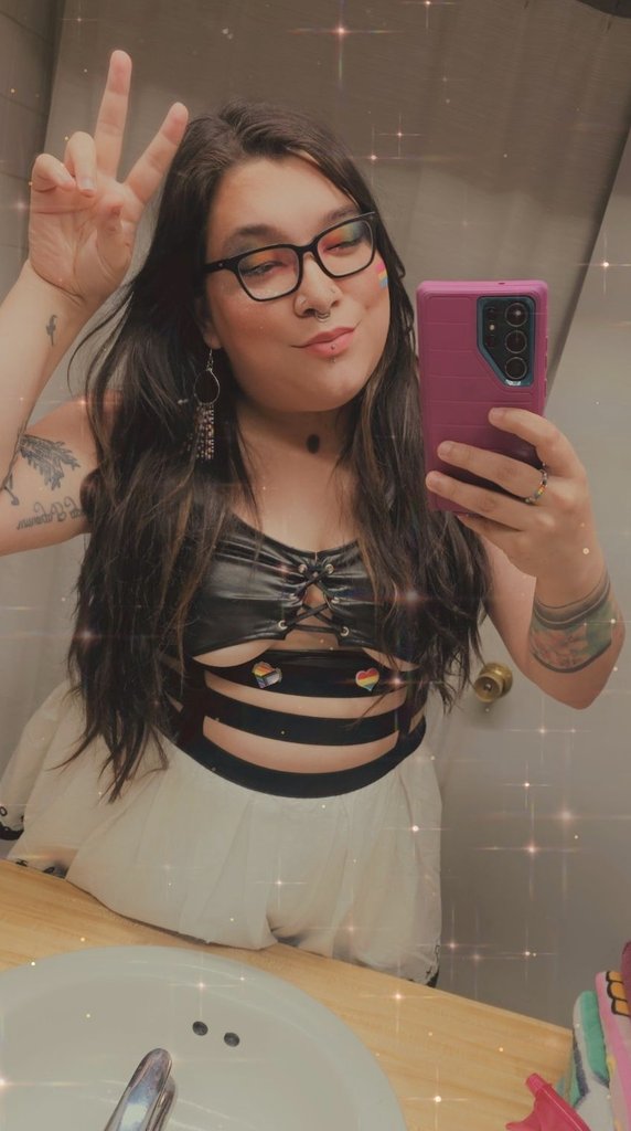 YourFaveLittle's tweet photo. Hey. Hi. Hello. ๐ฉทโจ๏ธ
Just ignore the messy room ๐คฃ๐
#myface #yourfavelittle #twitch #affiliate #livestream #community #pride #pansexual #panpride #kitchensquad #pride24 #prideparade #pridefit #kinkcommunity #dressedup #adult https://t.co/CnkEhV5GWo