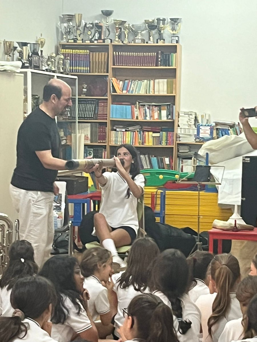 CCsanpascual's tweet photo. Hoy nos visitó Jose Ángel, papá del cole  y profesor de tuba, deleitó a pequeños y mayores con los instrumentos de la familia viento-metal. Nos  sorprendió con instrumentos como una caracola de mar , un cuerno de vaca, una manguera y un embudo. ¡Todo vale para  hacer música !🎷🎺 https://t.co/shDgiVmxl9