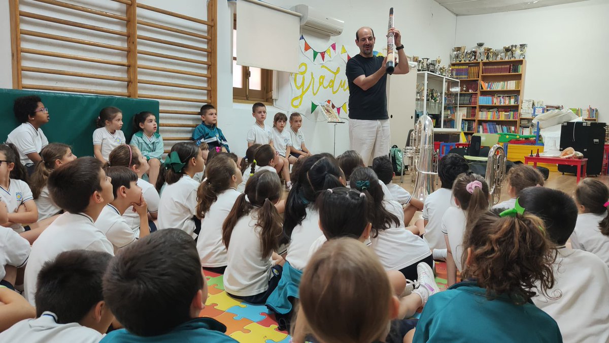CCsanpascual's tweet photo. Hoy nos visitó Jose Ángel, papá del cole  y profesor de tuba, deleitó a pequeños y mayores con los instrumentos de la familia viento-metal. Nos  sorprendió con instrumentos como una caracola de mar , un cuerno de vaca, una manguera y un embudo. ¡Todo vale para  hacer música !🎷🎺 https://t.co/shDgiVmxl9