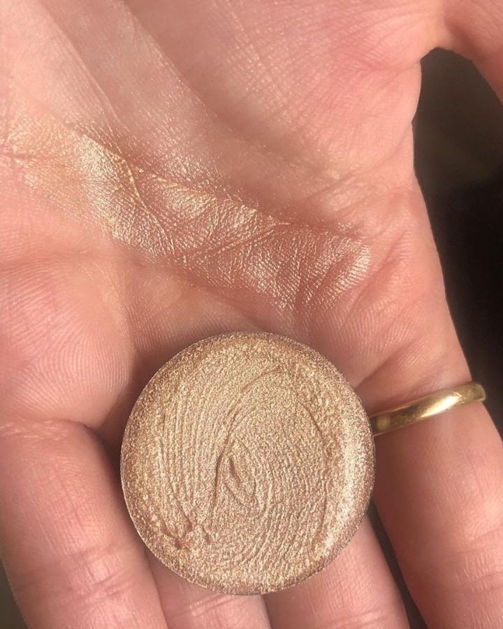 Reduce. Reuse. Refill. Our #Cream #Highlighter is available as a refillable compact so you can keep your glow whenever and wherever.
P.S. It and all other refills are 30% off w/code: REFILL alimapure.com

#alimapure #makeup