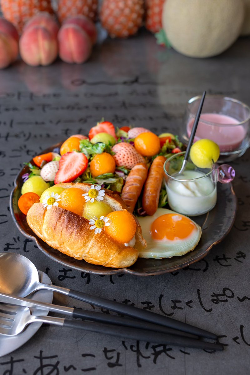 and___cafe's tweet photo. フルーツサラダがもりもりのモーニングプレート🍈今の季節はメロンがオススメ!!カリッとサクッと焼き上げた塩パンとメロンの組み合わせがクセになります!! https://t.co/9oKPhLUtzT