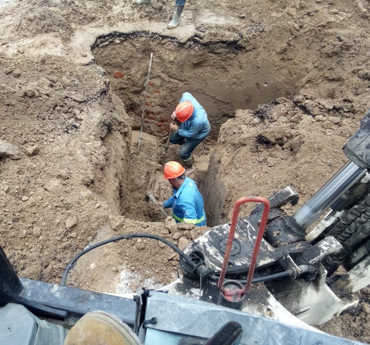 ¡En proceso! ⚠️

#CazaFugas trabajan en la reparación de un fuerte derrame de agua potable en:

📍Colonia Santa Teresa, Apopa, San Salvador Oeste.

Al finalizar las intervenciones, el suministro se restablecerá paulatinamente en toda la zona. ✅