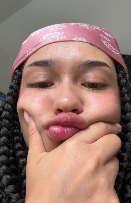 who wanna gimmi kiss https://t.co/O7zANWM34c