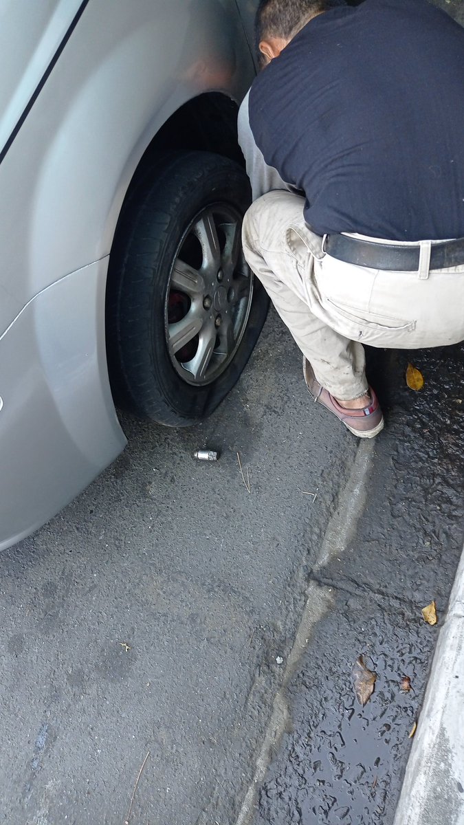 Nxt_thr's tweet photo. @alcaldiagye @aquilesalvarez @ObrasPublicasEc o a quien rayos corresponda!!!

¿Cuándo rayos tendremos en GYE calles en buen estado? Esta administración de la alcaldía está igual o peor que la anterior. Las calles destruidas por todo sector. Dos veces van dañando mi carro...🧵🧵🧵 https://t.co/zCQxq9fKlL