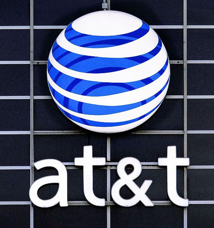 ConservBrief's tweet photo. BREAKING NOW:

AT&amp;T and Verizon are reporting nationwide outages in at least 24 states. No explanation for the outages has been reported as of yet.

This is a developing story.

#ATT #Verzon #NationwideOutage https://t.co/mMvQT9G6T7