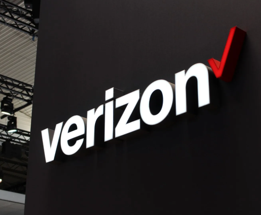 ConservBrief's tweet photo. BREAKING NOW:

AT&amp;T and Verizon are reporting nationwide outages in at least 24 states. No explanation for the outages has been reported as of yet.

This is a developing story.

#ATT #Verzon #NationwideOutage https://t.co/mMvQT9G6T7