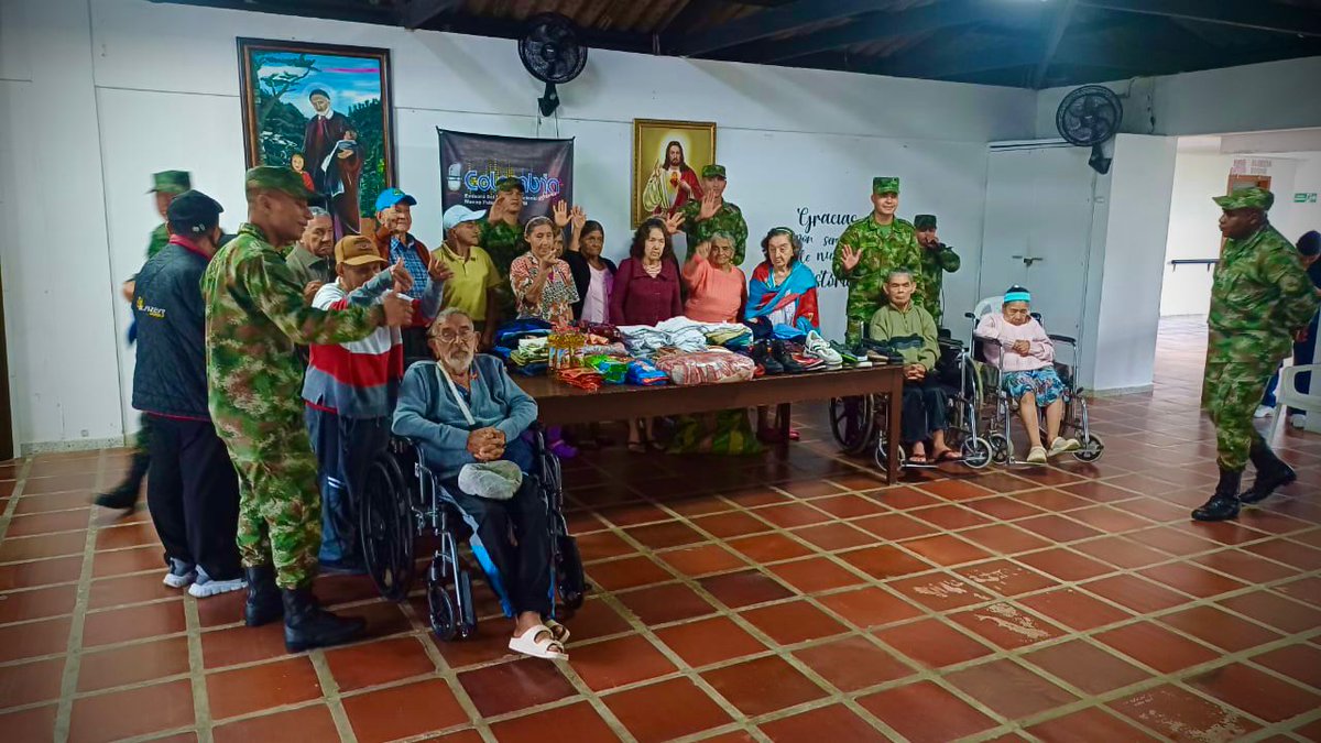 Ejercito_Div6's tweet photo. #ParaDestacar | Soldados del #BASPC27 y el #BAAID6 con la Junta de Acción Comunal, llegaron hasta el hogar geriátrico San Vicente de Paul en Mocoa #Putumayo, donde beneficiaron a cerca de 30 adultos mayores, entregándoles mercados y alimentos no perecederos.
#SiempreATuLado https://t.co/7VXVC8EvbC
