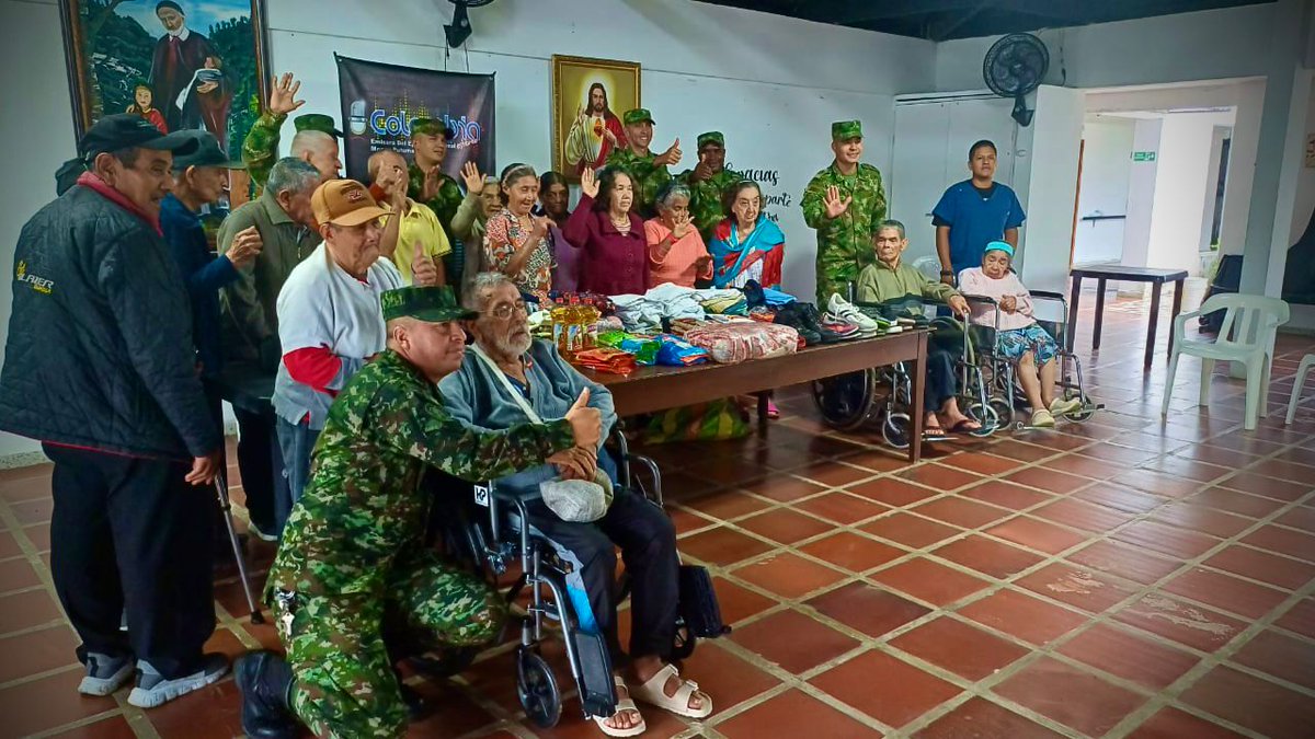 Ejercito_Div6's tweet photo. #ParaDestacar | Soldados del #BASPC27 y el #BAAID6 con la Junta de Acción Comunal, llegaron hasta el hogar geriátrico San Vicente de Paul en Mocoa #Putumayo, donde beneficiaron a cerca de 30 adultos mayores, entregándoles mercados y alimentos no perecederos.
#SiempreATuLado https://t.co/7VXVC8EvbC