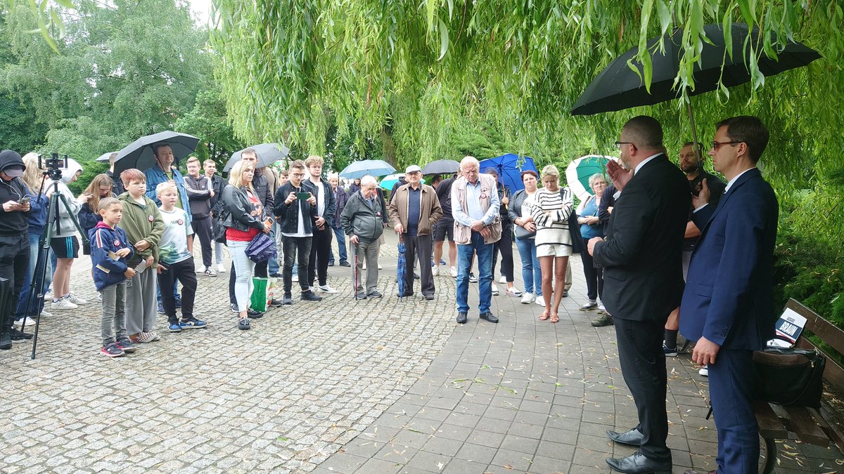KoronaKielce33's tweet photo. Dziś Poseł Grzegorz Braun powrócił na trasę do Świętokrzyskiego !
@KONFEDERACJA_ @KoronyPolskiej odwiedziła dziś:
#Busko-Zdrój
#Pińczów
Wraz z Panem Prezesem @GrzegorzBraun_ udział w wystąpieniach wzięła szanowna koleżanka z @RuchNarodowy Nadzieja Jaskółka Będzie się działo ! https://t.co/n3GtqpdDpB