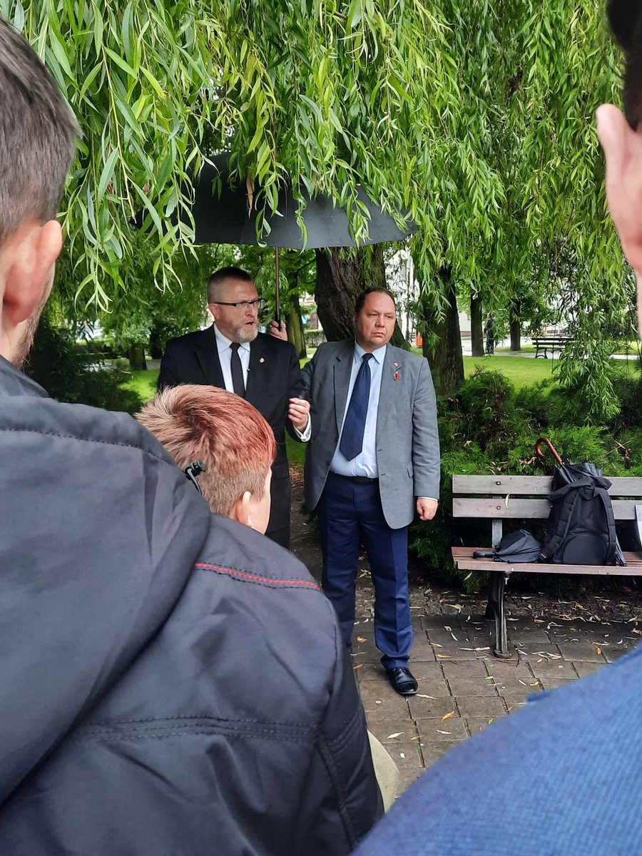 KoronaKielce33's tweet photo. Dziś Poseł Grzegorz Braun powrócił na trasę do Świętokrzyskiego !
@KONFEDERACJA_ @KoronyPolskiej odwiedziła dziś:
#Busko-Zdrój
#Pińczów
Wraz z Panem Prezesem @GrzegorzBraun_ udział w wystąpieniach wzięła szanowna koleżanka z @RuchNarodowy Nadzieja Jaskółka Będzie się działo ! https://t.co/n3GtqpdDpB