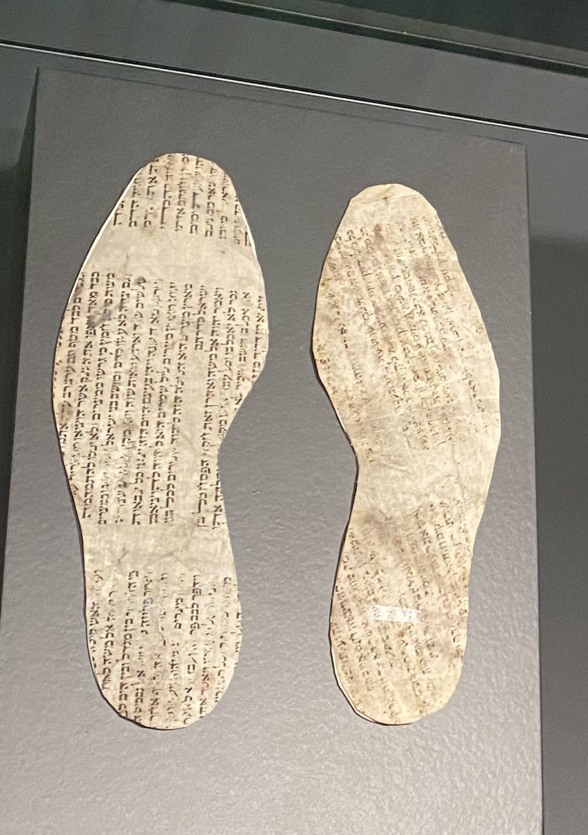 ‘Beroofd’, tentoonstelling in Nat. Holocaust Museum en Joods Museum Amsterdam, jck.nl .
Persoonlijke en religieuze voorwerpen, gejat en onteerd. Zoals de torah verknipt tot inlegzolen in Duitse laarzen.
En de houding van Ned. overheden en ambtenaren na de oorlog.