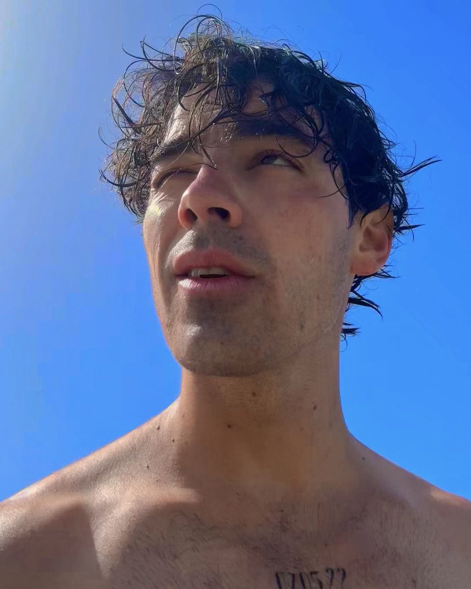 vacationeyes's tweet photo. this has to be illegal oh my god joe jonas i swear to god you're the most attractive man i have seen in my entire life i need- https://t.co/ZTxSbZUjr6