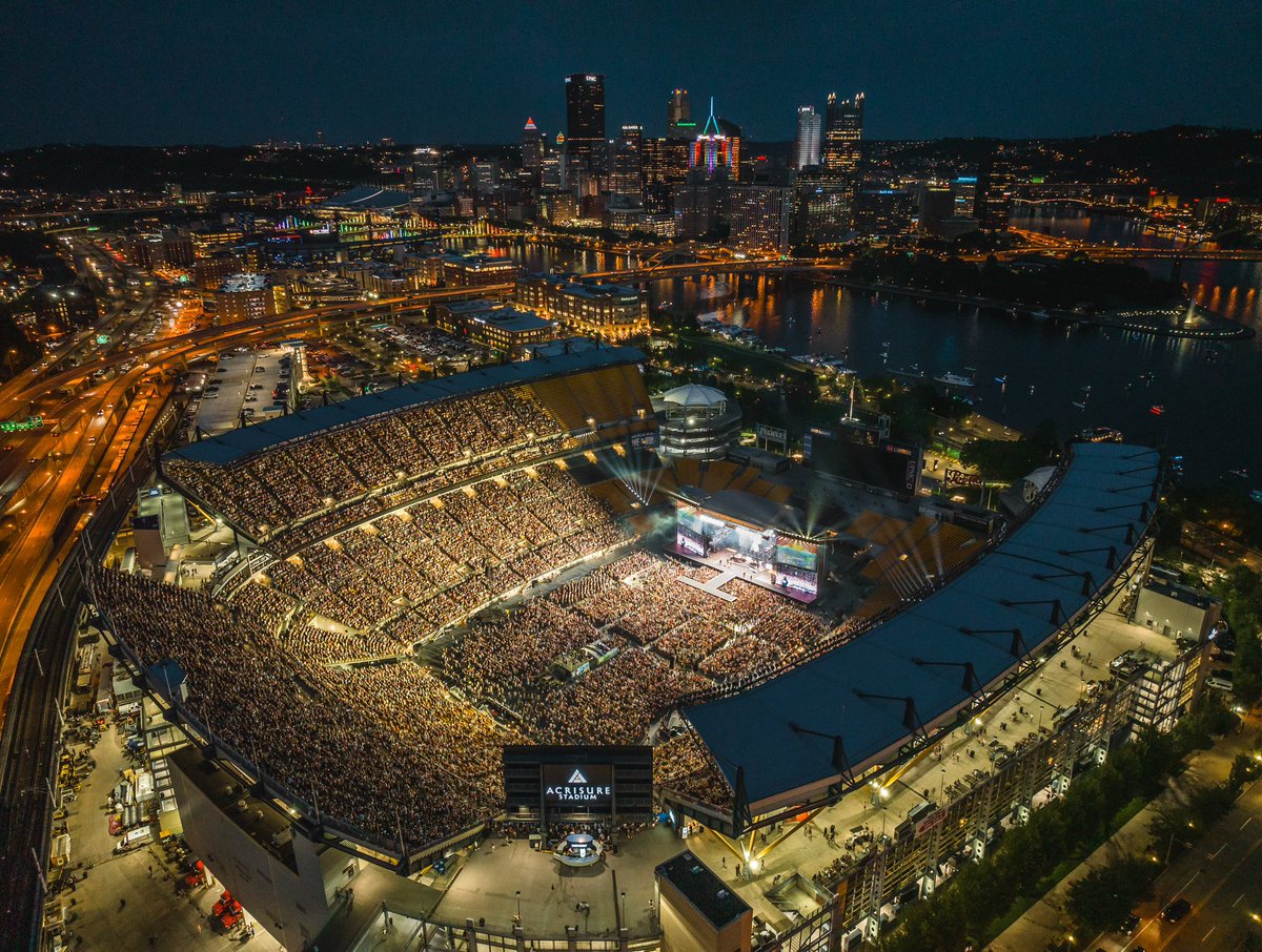 kennychesney's tweet photo. Pittsburgh was so magical. I just wanted to share more of the night… #SunGoesDownTour https://t.co/vSQZqj8kTx