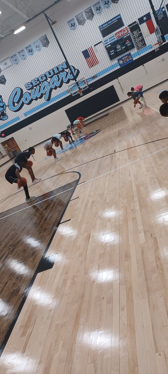 GirlsSeguin's tweet photo. Day 2 in the books for both sessions!! Had a great time with our Future Lady Cougars! Last day tomorrow! Let's Go!!!🏀🐾🏀🐾🏀🐾 https://t.co/WgUnvaLbrj