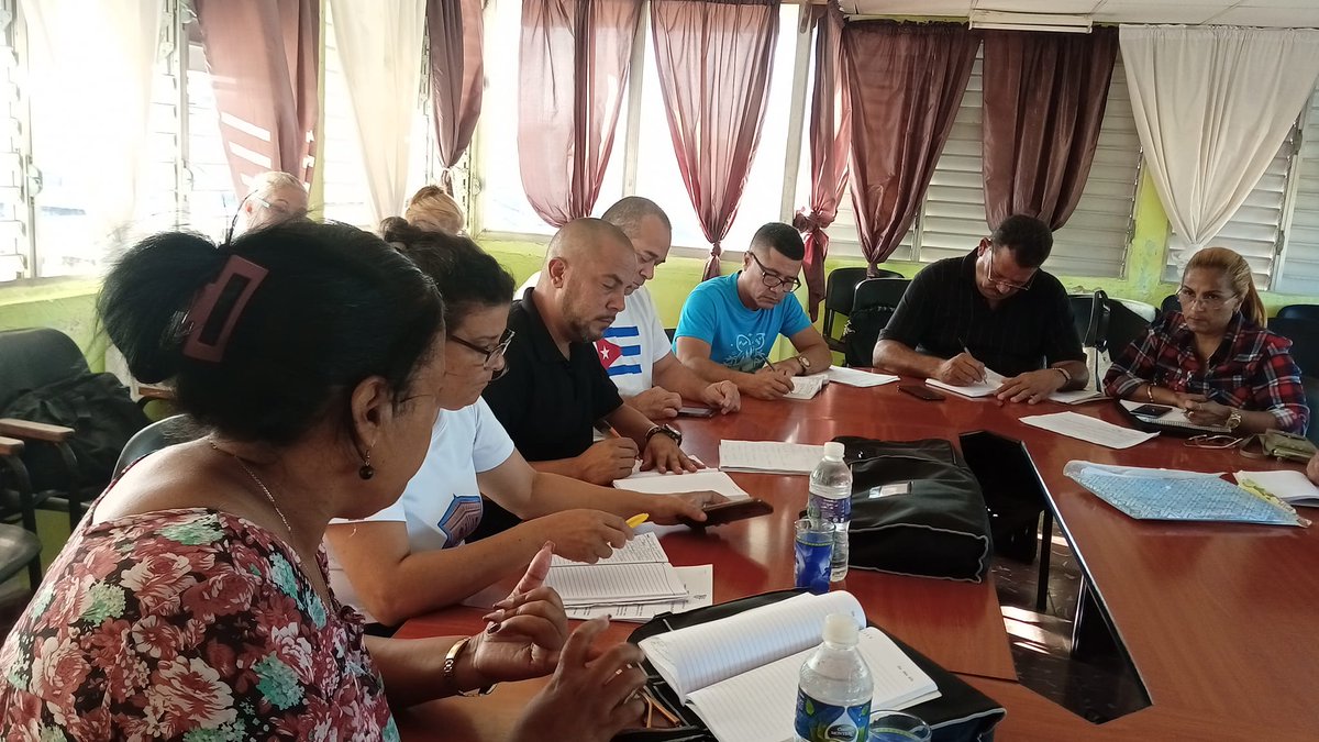 CMKXDigital's tweet photo. Yudelkis Ortiz Barceló, primera secretaria del Partido en la #ProvinciaGranma, y la Gobernadora Yanetsy Terry Gutiérrez, sostuvieron hoy un encuentro con la máxima dirección de #Manzanillo, para concretar acciones con el objetivo de impulsar el desarrollo de esta ciudad
#Cuba https://t.co/HJ6rhfPfKh