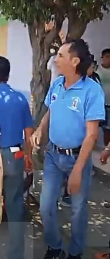 jesuslopezsan's tweet photo. Señalan a CATEM joven de llegar en carros y hasta un autobús para agredir a los maestros ,así dijeron las autoridades de Sn Juan bautista la Raya al deslindarse de la agresión ,en videos se ven uniformados del lado de los agresores.@jesusromerooax @KarinaBaronO @IvanGarcia_A https://t.co/PZH8vCEXhP