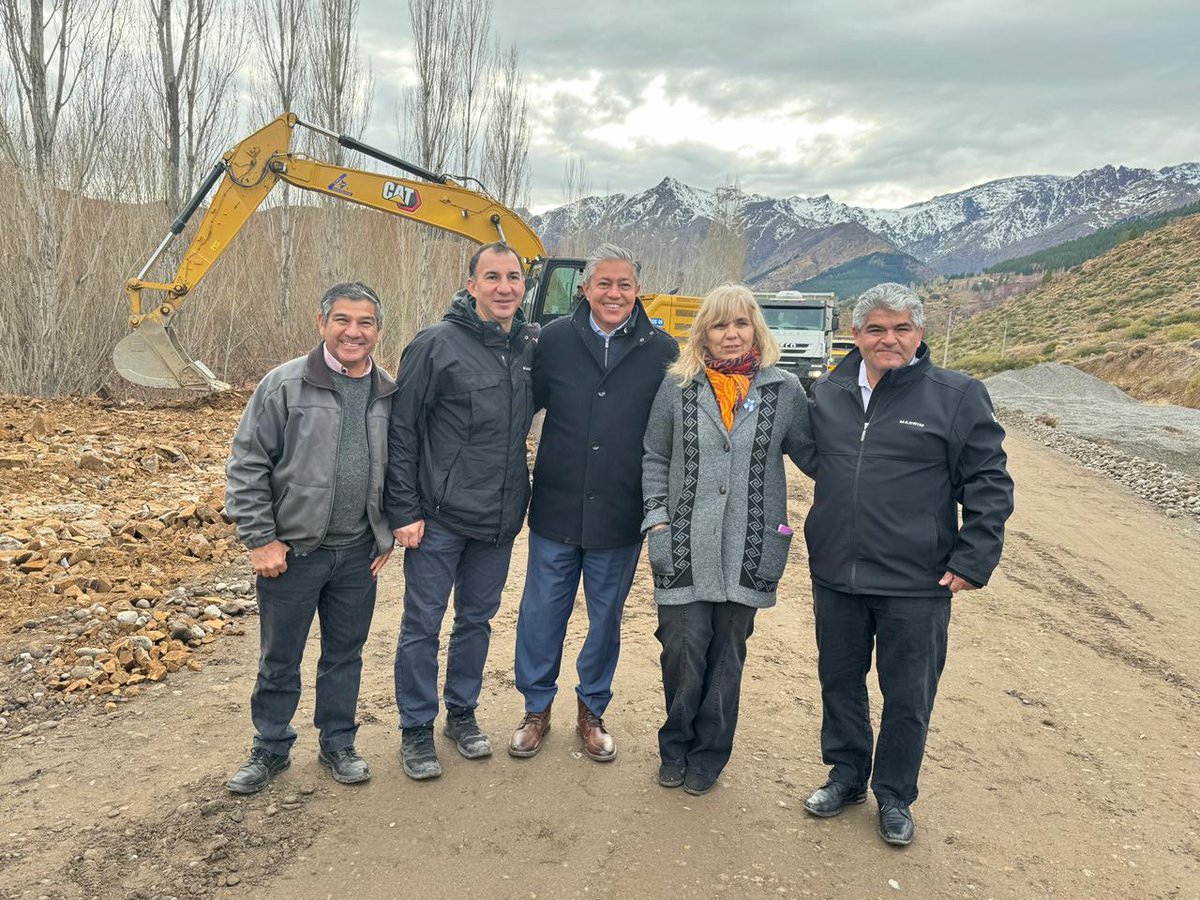 MÁS OBRAS Y SERVICIOS PARA HUINGANCO

Personal del EPEN finalizó las obras de alumbrado público y el suministro de energía eléctrica para el nuevo loteo La Loma. 

En tanto, con el presidente de Vialidad Provincial recorrimos el avance de la obra de la Ruta 39, que avanza a buen