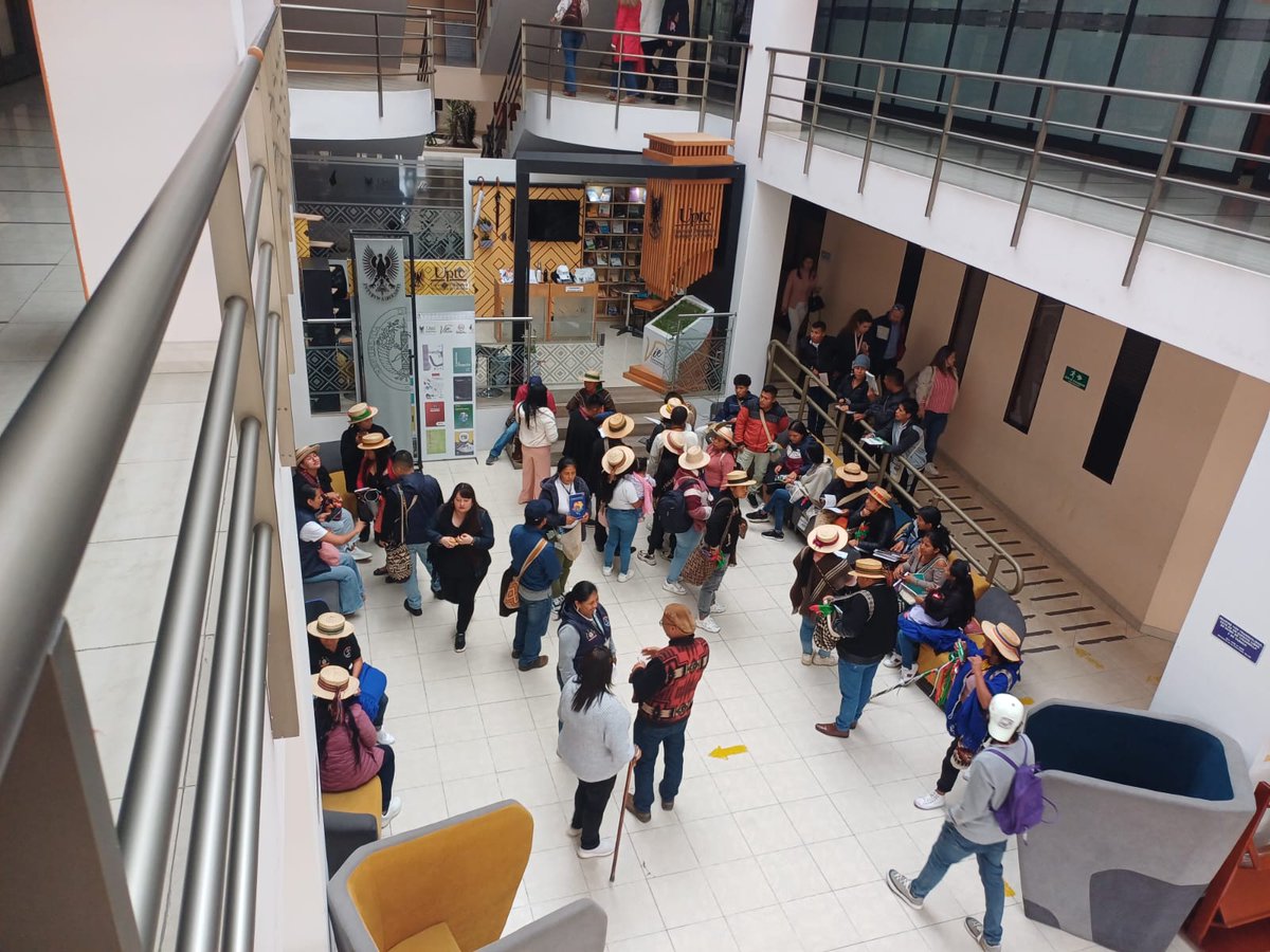 editorialuptc's tweet photo. 📚#EditorialUPTC | Durante el Intercambio de Experiencias Pedagógicas e Interculturales entre la @UPTCoficial  y la Universidad Autónoma Indígena Intercultural, tuvimos una jornada de donación de libros para nuestros invitados de la #UAIIN y el @CRIC_Cauca  📚 https://t.co/ZCUT2dDlIv