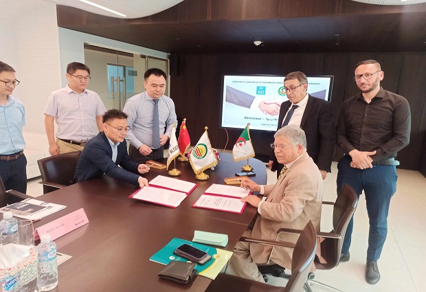 CDER_dz's tweet photo. Une convention cadre de coopération et de partenariat a été signé le 03  juin 2024 entre le @CDER_dz  et la China @AlgerieCscec https://t.co/8sEcbE9X9t