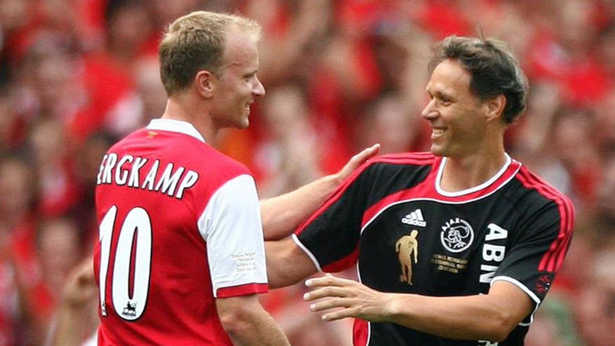 ExtremeFootbal4's tweet photo. #FootballTeasers 926.
Clue (a)
The footballer this midfielder most admired was Dennis Bergkamp. "He's been a fantastic player. I think he is a very important player for Arsenal and I'm sure he could do a good job for us"
???????????????
#ExFE #DennisBergkamp #ArsenalLegend https://t.co/N9sloO7T53